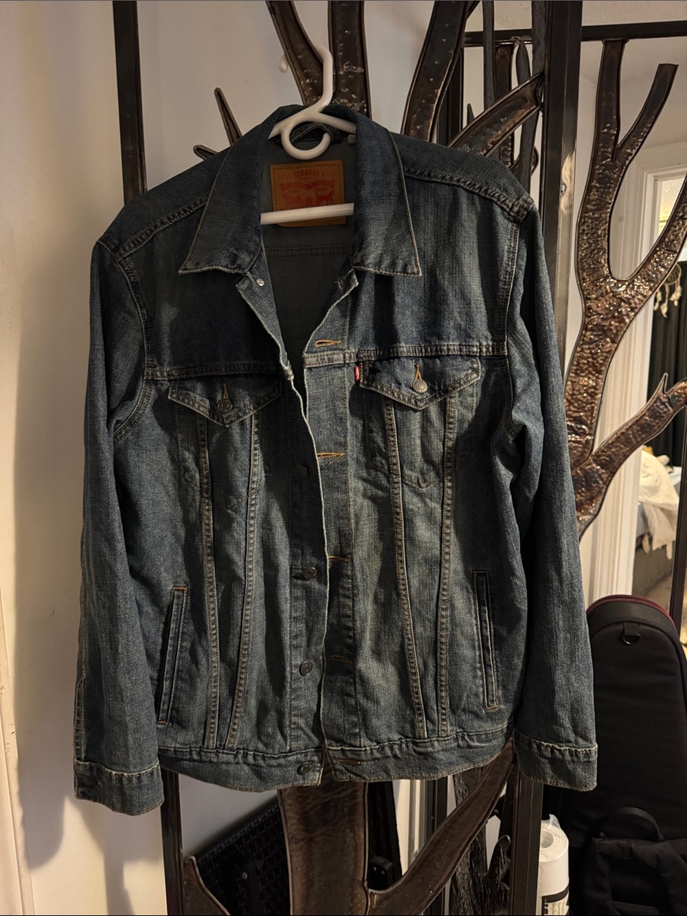 Men’s Large Levi’s lightweight denim trucker jacket